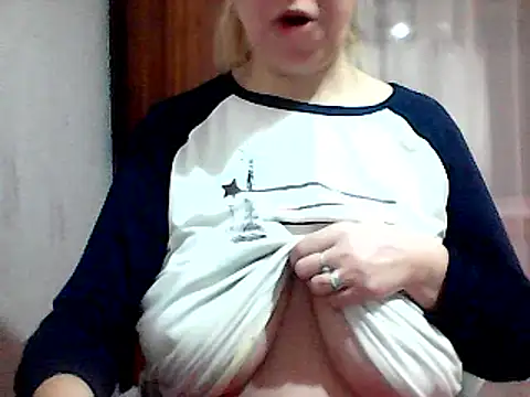 Snapshot of AnaXBerry chatting on January 20, 2025, 5:48 pm AnaXBerry online show from January 20, 2025, 5:48 pm