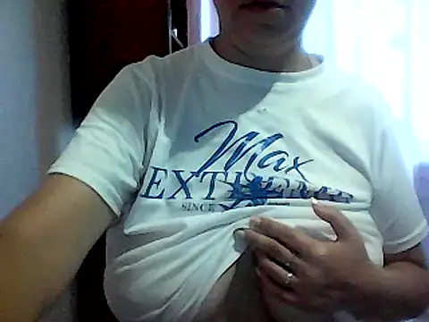 Snapshot of AnaXBerry chatting on September 16, 2025, 6:47 am AnaXBerry online show from September 16, 2025, 6:47 am