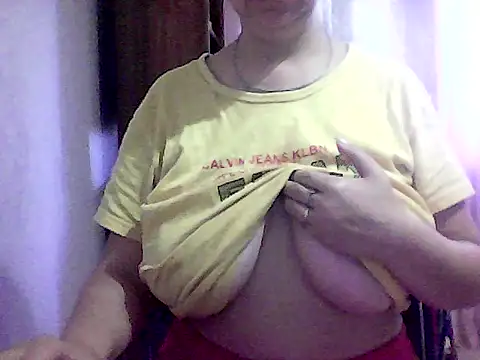 Snapshot of AnaXBerry chatting on October 3, 2025, 6:43 am AnaXBerry online show from October 3, 2025, 6:43 am