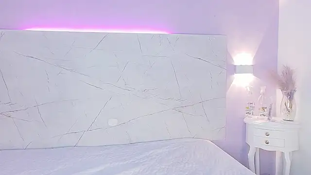 AbrilBrent online show from October 28, 2025, 7:38 pm