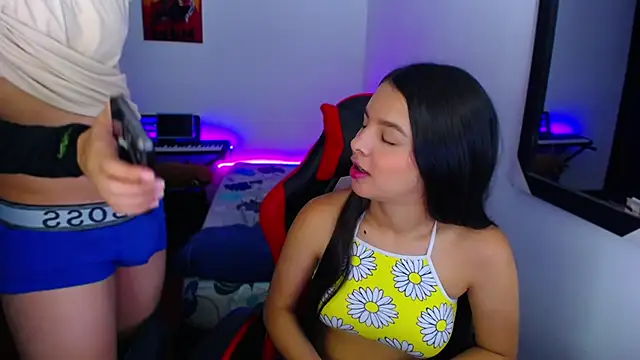 jessi and boy online show from November 10, 2025, 4:28 pm