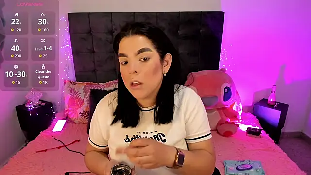 Kylie2211 online show from October 26, 2025, 9:10 pm