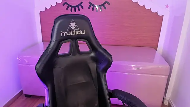 carlie mayer v online show from September 16, 2025, 4:13 am