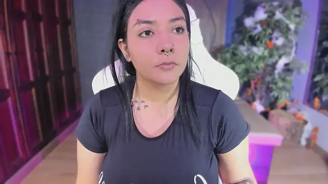 Snapshot of Evelynn chatting on October 18, 2025, 11:00 am Evelynn online show from October 18, 2025, 11:00 am