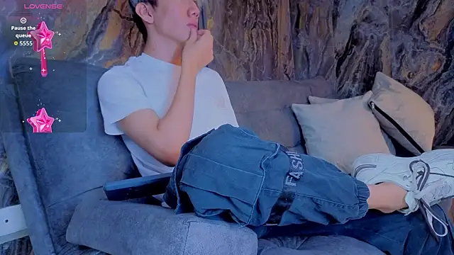 Snapshot of Levii_Ackermann chatting on October 1, 2025, 3:29 pm Levii Ackermann online show from October 1, 2025, 3:29 pm