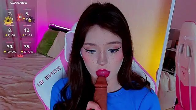 lexxxxxxi online show from November 25, 2025, 5:02 pm