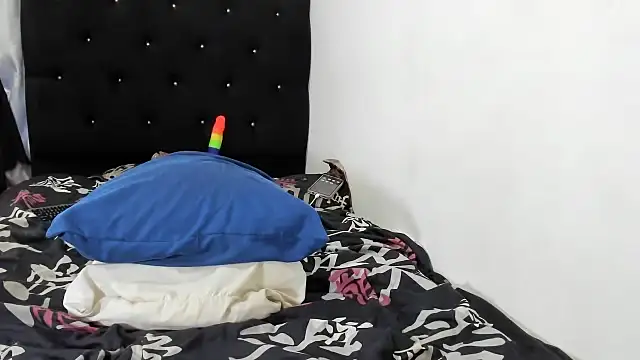 Snapshot of esmeraldastrong chatting on October 9, 2025, 10:52 pm esmeraldastrong online show from October 9, 2025, 10:52 pm