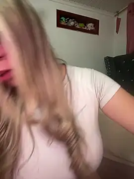 CristalGmez online show from December 18, 2025, 3:56 am