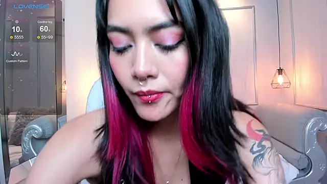 AzuraKindong online show from February 4, 2025, 10:24 pm