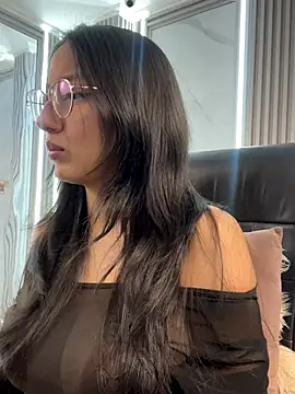 AnyaFloyd69 online show from December 3, 2025, 9:02 pm