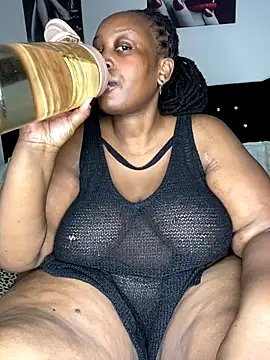 MsWhiteChocolatte online show from October 7, 2025, 9:17 am