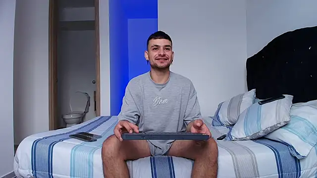 Aron-santoro online show from November 27, 2025, 2:08 pm