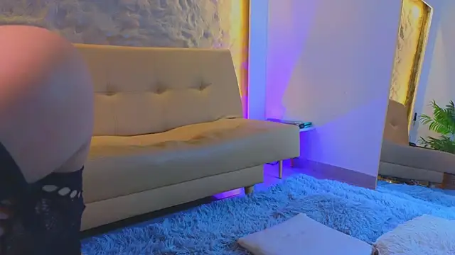 Isa  Blanc online show from October 20, 2025, 2:34 am