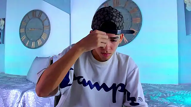 Snapshot of Mike_0233_ chatting on December 20, 2024, 3:47 am Mike 0233 online show from December 20, 2024, 3:47 am