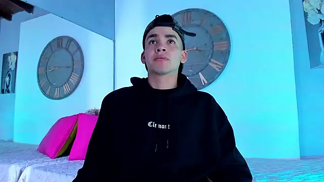 Snapshot of Mike_0233_ chatting on December 21, 2024, 3:58 am Mike 0233 online show from December 21, 2024, 3:58 am