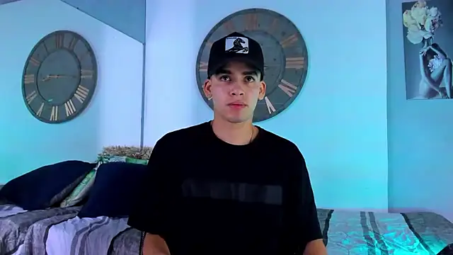 Snapshot of Mike_0233_ chatting on December 22, 2024, 3:44 am Mike 0233 online show from December 22, 2024, 3:44 am