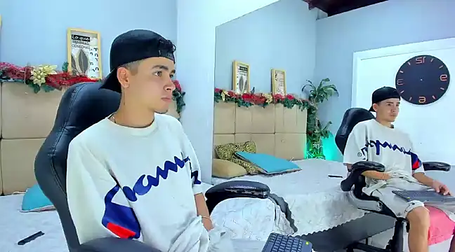 Snapshot of Mike_0233_ chatting on December 29, 2024, 12:34 pm Mike 0233 online show from December 29, 2024, 12:34 pm