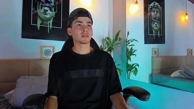 Snapshot of Mike_0233_ chatting on December 31, 2024, 1:19 pm Mike 0233 online show from December 31, 2024, 1:19 pm