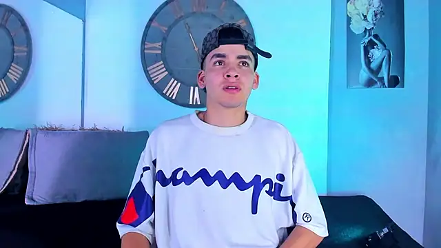 Snapshot of Mike_0233_ chatting on January 3, 2025, 4:11 am Mike 0233 online show from January 3, 2025, 4:11 am