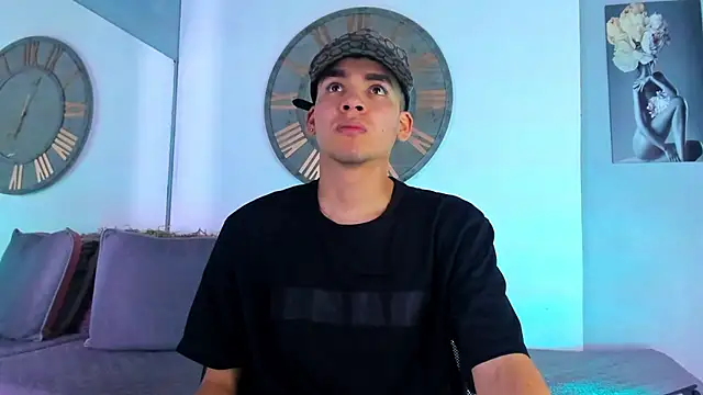 Snapshot of Mike_0233_ chatting on January 4, 2025, 4:01 am Mike 0233 online show from January 4, 2025, 4:01 am