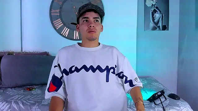 Snapshot of Mike_0233_ chatting on January 7, 2025, 3:35 am Mike 0233 online show from January 7, 2025, 3:35 am