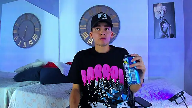 Snapshot of Mike_0233_ chatting on January 18, 2025, 4:37 am Mike 0233 online show from January 18, 2025, 4:37 am