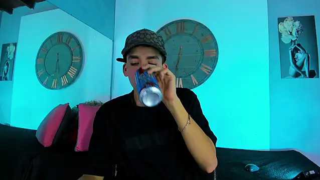 Snapshot of Mike_0233_ chatting on January 24, 2025, 3:32 am Mike 0233 online show from January 24, 2025, 3:32 am