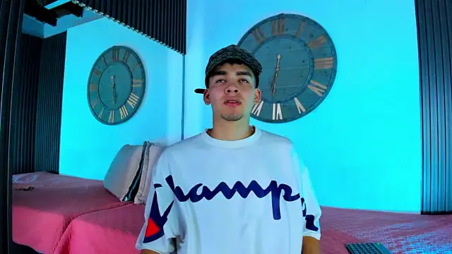 Snapshot of Mike_0233_ chatting on February 2, 2025, 3:54 am Mike 0233 online show from February 2, 2025, 3:54 am