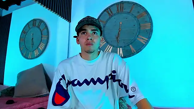 Snapshot of Mike_0233_ chatting on February 2, 2025, 7:09 am Mike 0233 online show from February 2, 2025, 7:09 am