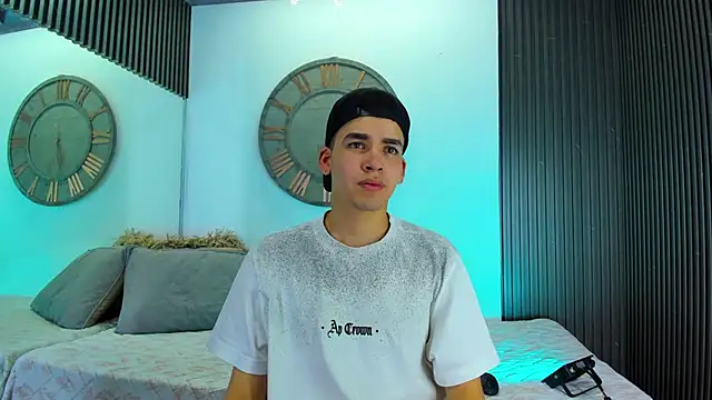 Snapshot of Mike_0233_ chatting on February 5, 2025, 4:06 am Mike 0233 online show from February 5, 2025, 4:06 am