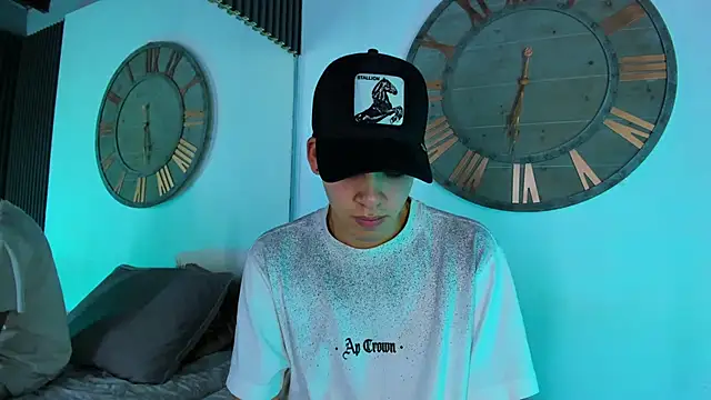 Snapshot of Mike_0233_ chatting on February 5, 2025, 7:29 am Mike 0233 online show from February 5, 2025, 7:29 am