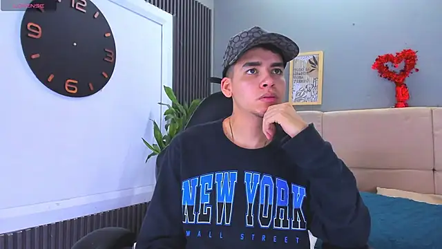 Snapshot of Mike_0233_ chatting on February 12, 2025, 4:44 am Mike 0233 online show from February 12, 2025, 4:44 am