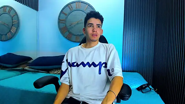 Snapshot of Mike_0233_ chatting on February 13, 2025, 4:32 am Mike 0233 online show from February 13, 2025, 4:32 am