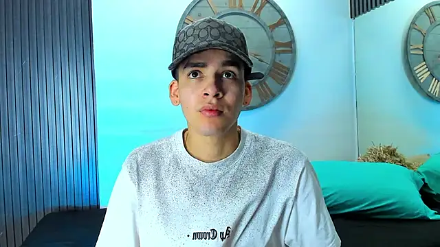 Snapshot of Mike_0233_ chatting on February 15, 2025, 4:36 am Mike 0233 online show from February 15, 2025, 4:36 am