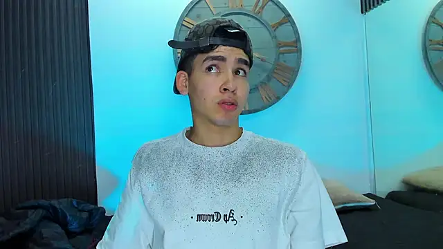 Snapshot of Mike_0233_ chatting on February 15, 2025, 8:00 am Mike 0233 online show from February 15, 2025, 8:00 am