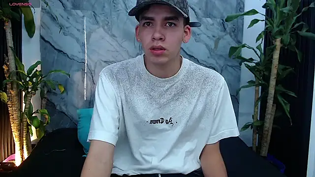 Snapshot of Mike_0233_ chatting on February 15, 2025, 11:39 am Mike 0233 online show from February 15, 2025, 11:39 am