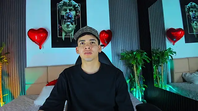 Snapshot of Mike_0233_ chatting on February 19, 2025, 4:34 am Mike 0233 online show from February 19, 2025, 4:34 am