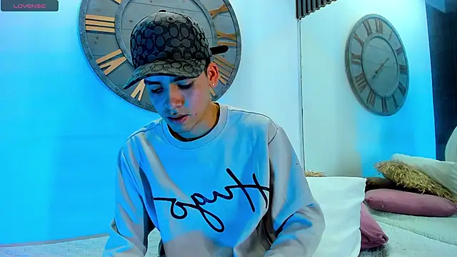 Snapshot of Mike_0233_ chatting on February 21, 2025, 7:34 am Mike 0233 online show from February 21, 2025, 7:34 am