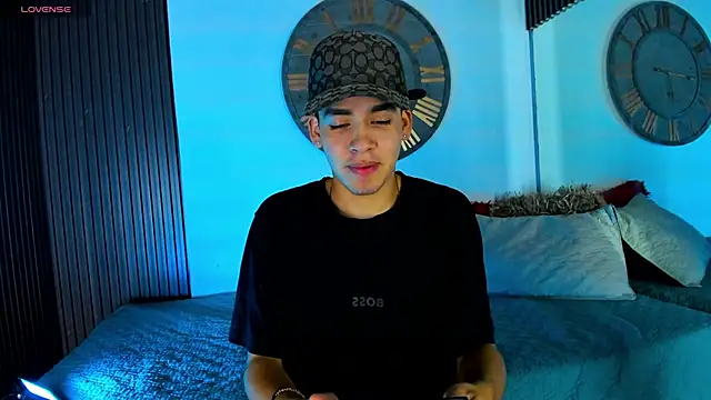 Snapshot of Mike_0233_ chatting on February 22, 2025, 5:12 am Mike 0233 online show from February 22, 2025, 5:12 am