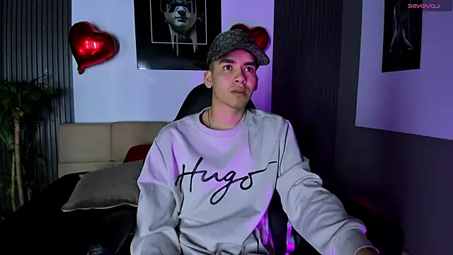 Snapshot of Mike_0233_ chatting on February 25, 2025, 4:24 am Mike 0233 online show from February 25, 2025, 4:24 am