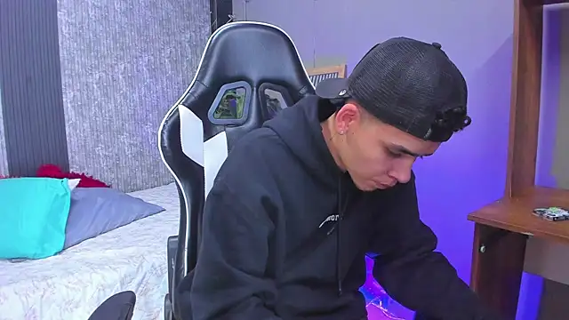 Snapshot of Mike_0233_ chatting on March 6, 2025, 3:57 am Mike 0233 online show from March 6, 2025, 3:57 am