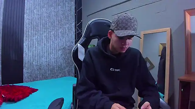 Snapshot of Mike_0233_ chatting on March 8, 2025, 4:01 am Mike 0233 online show from March 8, 2025, 4:01 am