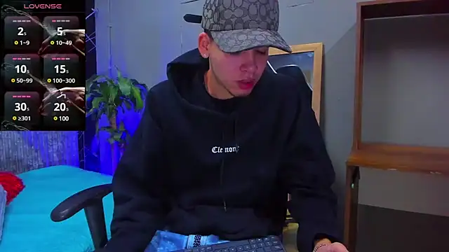 Snapshot of Mike_0233_ chatting on March 9, 2025, 4:27 am Mike 0233 online show from March 9, 2025, 4:27 am