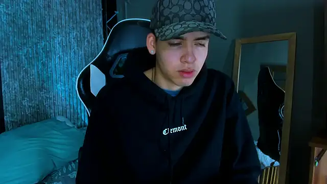 Snapshot of Mike_0233_ chatting on March 12, 2025, 4:19 am Mike 0233 online show from March 12, 2025, 4:19 am