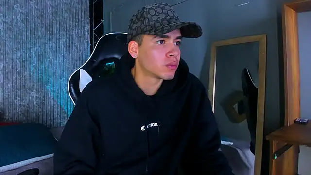 Snapshot of Mike_0233_ chatting on March 14, 2025, 3:26 am Mike 0233 online show from March 14, 2025, 3:26 am