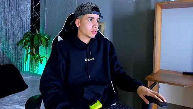 Snapshot of Mike_0233_ chatting on March 18, 2025, 3:20 am Mike 0233 online show from March 18, 2025, 3:20 am