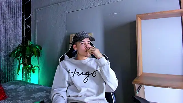 Snapshot of Mike_0233_ chatting on March 19, 2025, 4:03 am Mike 0233 online show from March 19, 2025, 4:03 am