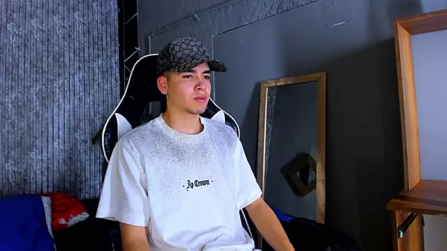 Snapshot of Mike_0233_ chatting on March 20, 2025, 3:23 am Mike 0233 online show from March 20, 2025, 3:23 am