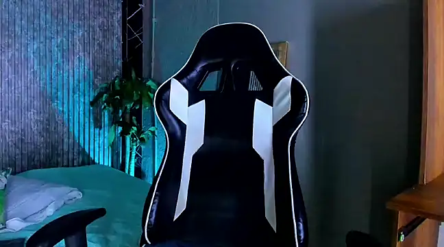 Snapshot of Mike_0233_ chatting on March 22, 2025, 4:24 am Mike 0233 online show from March 22, 2025, 4:24 am