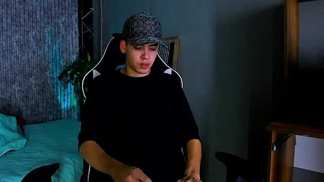 Snapshot of Mike_0233_ chatting on March 23, 2025, 4:05 am Mike 0233 online show from March 23, 2025, 4:05 am